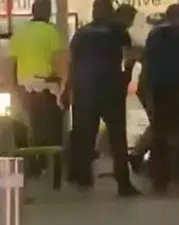 İzmir Adnan Menderes Havalimanı'nda dehşet anları: Polise bıçaklı saldırıda bulunan şüpheli cezaevine gönderildi
