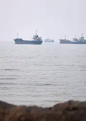 Hürmüz Boğazı'nda tansiyon zirvede: ABD'den hava harekatı, İran'dan geçişleri durdurma kararı