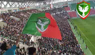 Amedspor taraftarları Bursa'da güç birliğine gitti: Barikat ve Mor Barikat sahneye çıktı