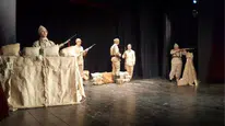 Kadın mücadelesini anlatan “Jîn” oyunu Diyarbakır’da ayakta alkışlandı