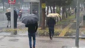 Diyarbakırlıların şemsiye mesaisi: Meteorolojiden kuvvetli sağanak ve toz taşınımı uyarısı