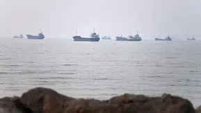 Hürmüz Boğazı'nda tansiyon zirvede: ABD'den hava harekatı, İran'dan geçişleri durdurma kararı