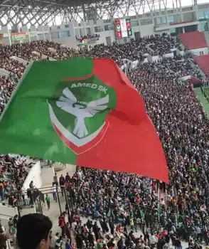 Amedspor taraftarları Bursa'da güç birliğine gitti: Barikat ve Mor Barikat sahneye çıktı