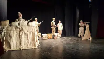 Kadın mücadelesini anlatan “Jîn” oyunu Diyarbakır’da ayakta alkışlandı