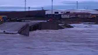 Bismil'de sağanak köprüyü yıktı
