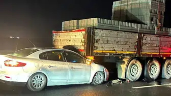 Diyarbakır’da feci kaza: Otomobil TIR’ın altına girdi, 2 yaralı