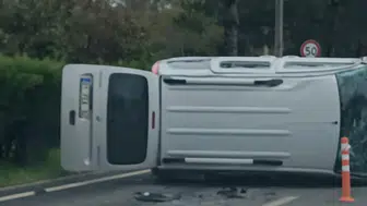 Dicle Üniversitesi’nde korkutan kaza! Araç takla attı: 3 yaralı