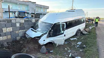 Diyarbakır’da işçi servisi duvara çarptı: 12 kişi yaralandı