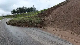 Yoğun yağış Diyarbakır-Mardin yolunda toprak kaymasına neden oldu