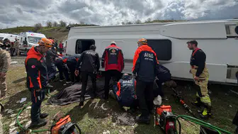 Diyarbakır’da korkutan kaza: Midibüs devrildi, çok sayıda yaralı var