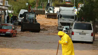 Silvan’da taşkın alarmı: DİSKİ 800 noktaya müdahale etti