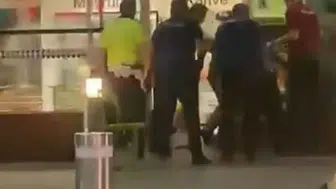 İzmir Adnan Menderes Havalimanı'nda dehşet anları: Polise bıçaklı saldırıda bulunan şüpheli cezaevine gönderildi
