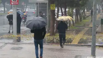 Diyarbakırlıların şemsiye mesaisi: Meteorolojiden kuvvetli sağanak ve toz taşınımı uyarısı