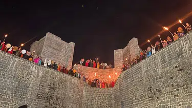 Diyarbakır surlarında Nevroz ateşi yakıldı