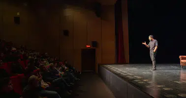 Dünya Anadil Günü’nde Kürtçe Stand-Up gösterisi Diyarbakır’da yoğun ilgi gördü