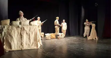 Kadın mücadelesini anlatan “Jîn” oyunu Diyarbakır’da ayakta alkışlandı