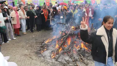 Diyarbakır’da Newroz ateşi ilçelerde yakıldı