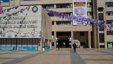 Diyarbakır Büyükşehir Belediyesi 2025 bütçesini bina girişine astı