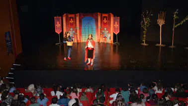 Diyarbakır’da çocuklara tiyatro sürprizi: 350 minik sahnenin parçası oldu