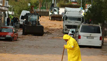 Silvan’da taşkın alarmı: DİSKİ 800 noktaya müdahale etti