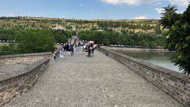 Diyarbakır'da sıcak hava turizmi etkiledi: On Gözlü Köprü boş kaldı
