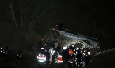 Malatya’da işçi servisi devrildi! 2 kişi hayatını kaybetti, 10 yaralı