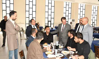 Dicle Üniversitesi’nde sürpriz buluşma: Rektör öğrencilerle aynı sofrada