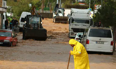 Silvan’da taşkın alarmı: DİSKİ 800 noktaya müdahale etti