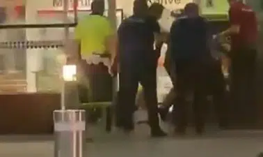 İzmir Adnan Menderes Havalimanı'nda dehşet anları: Polise bıçaklı saldırıda bulunan şüpheli cezaevine gönderildi