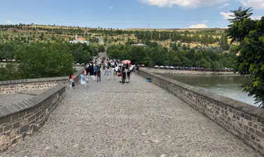 Diyarbakır'da sıcak hava turizmi etkiledi: On Gözlü Köprü boş kaldı