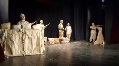 Kadın mücadelesini anlatan “Jîn” oyunu Diyarbakır’da ayakta alkışlandı