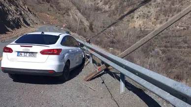 Diyarbakır’da otomobil bariyerlere çarptı: Kaza maddi hasarla atlatıldı