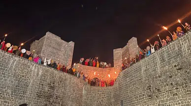 Diyarbakır surlarında Nevroz ateşi yakıldı