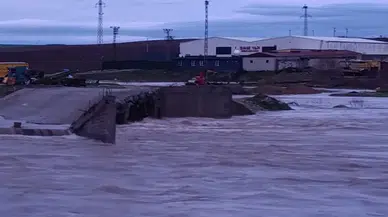 Bismil'de sağanak köprüyü yıktı