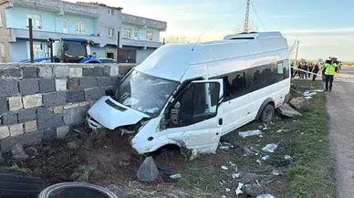 Diyarbakır’da işçi servisi duvara çarptı: 12 kişi yaralandı