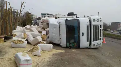 Silvan’da saman yüklü Tır devrildi: 7 araç hasar gördü