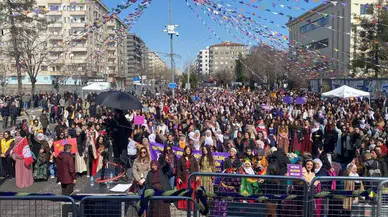 Diyarbakır’da 8 Mart coşkusu: Binlerce kadın meydanda buluştu