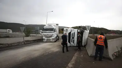 Mardin’de Kontrolden çıkan tır devrildi, sürücü yaralandı