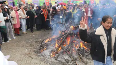 Diyarbakır’da Newroz ateşi ilçelerde yakıldı