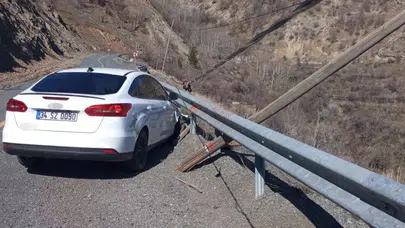Diyarbakır’da otomobil bariyerlere çarptı: Kaza maddi hasarla atlatıldı