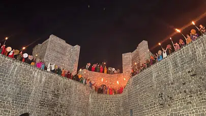 Diyarbakır surlarında Nevroz ateşi yakıldı