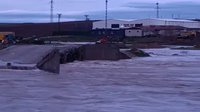 Bismil'de sağanak köprüyü yıktı