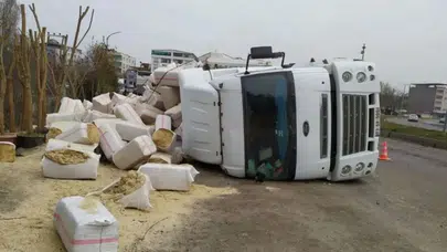 Silvan’da saman yüklü Tır devrildi: 7 araç hasar gördü