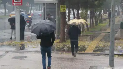 Diyarbakırlıların şemsiye mesaisi: Meteorolojiden kuvvetli sağanak ve toz taşınımı uyarısı