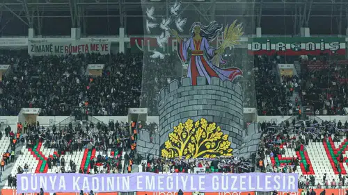 Amedspor maçında 8 Mart koreografisi: “Dünya kadının emeğiyle güzelleşir”