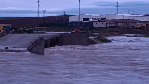 Bismil'de sağanak köprüyü yıktı