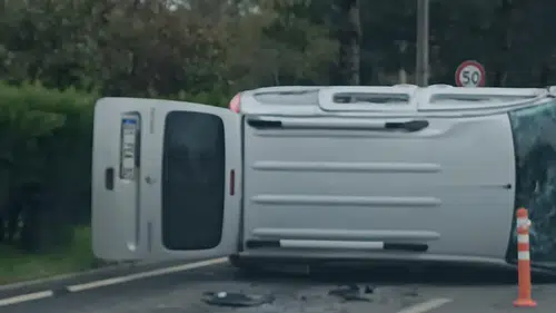 Dicle Üniversitesi’nde korkutan kaza! Araç takla attı: 3 yaralı