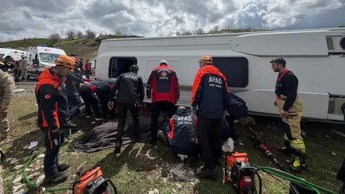 Diyarbakır’da korkutan kaza: Midibüs devrildi, çok sayıda yaralı var