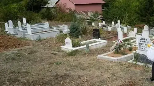 Diyarbakır’da mezarlık yolu isyanı: Cenazeyi diz boyu suda taşıdılar