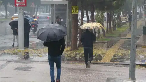 Diyarbakırlıların şemsiye mesaisi: Meteorolojiden kuvvetli sağanak ve toz taşınımı uyarısı